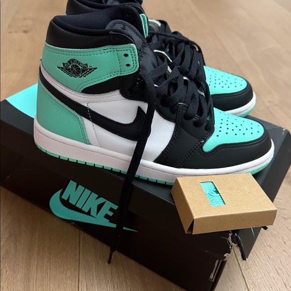 Air Jordan 1 Retro - Picture 2 of 12